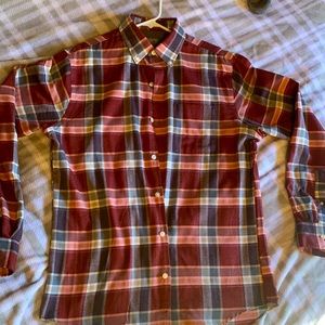 Van Heusen plaid long sleeve button down shirt. Flex fit, SMALL
